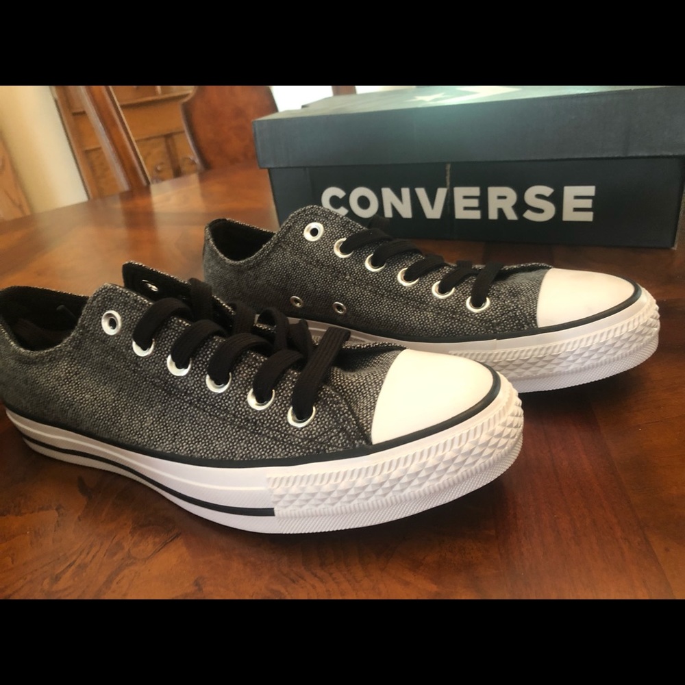 Converse Tennis Shoes, Size 7 ladies, NIB